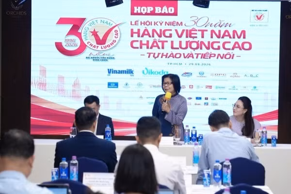 Bà Vũ Kim Hạnh, Chủ tịch Hiệp hội Doanh nghiệp Hàng Việt Nam chất lượng cao chia sẻ tại sự kiện. (Ảnh: CTV)