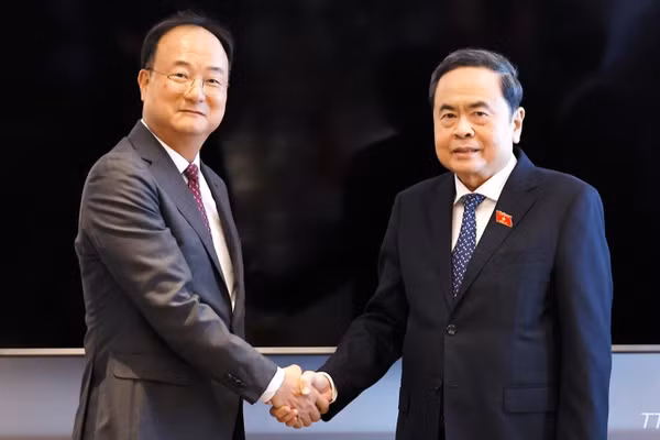 Chủ tịch Quốc hội Trần Thanh Mẫn tiếp ông Moon Hyuk-soo, Giám đốc điều hành LG Innotek, thuộc Tập đoàn LG. (Ảnh: Doãn Tấn/TTXVN)