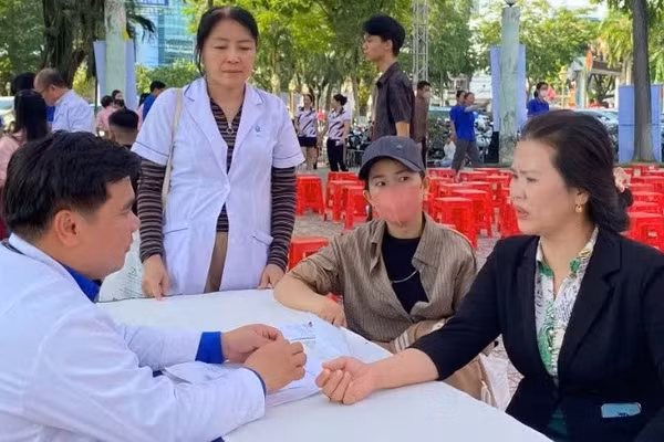 Bác sĩ Bệnh viện Đa khoa Đồng Nai khám bệnh cho người dân.