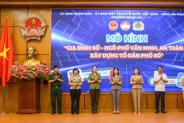 Các đại biểu ra mắt mô hình “Gia đình số-Ngõ phố văn minh, an toàn-Xây dựng tổ dân phố số”. (Ảnh: DUY KHÁNH)