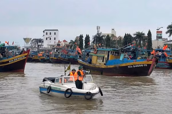 Lực lượng Biên phòng Thanh Hải kiểm tra tàu cá gần cảng cá Phan Thiết. (Ảnh: QUÝ NGỌC)