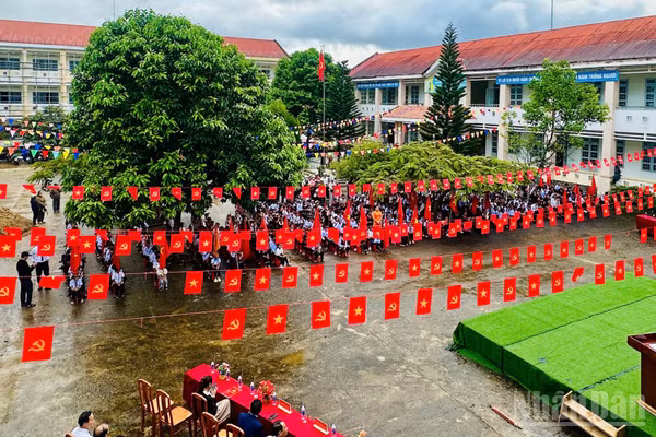 Học sinh Gié Triêng tỉnh Quảng Ngãi đón mừng năm học mới