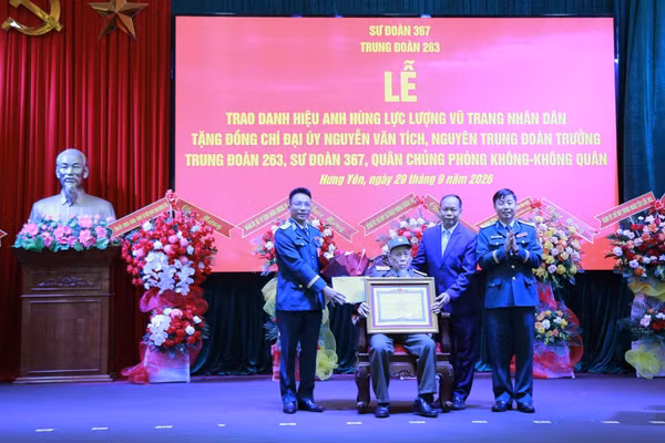 Thừa ủy quyền của Chủ tịch nước, Đại tá Đặng Hồng Tuân, Sư đoàn trưởng Sư đoàn 367 đã trao danh hiệu Anh hùng Lực lượng vũ trang nhân dân tặng đồng chí Nguyễn Văn Tích. (Ảnh: Mai Tú) 
