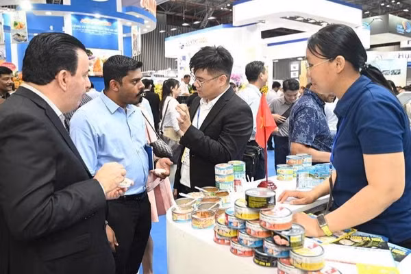 Khách quốc tế trải nghiệm các sản phẩm thủy sản xuất khẩu của Việt Nam tại Hội chợ Vietfish 2026.
