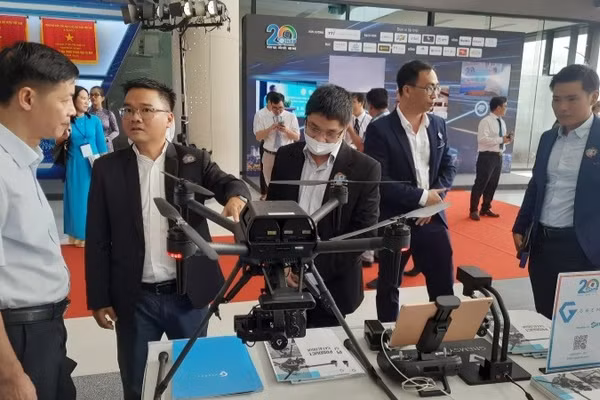 Các đại biểu tìm hiểu về UAV được trưng bày tại Thành phố Hồ Chí Minh. (Ảnh: CTV)