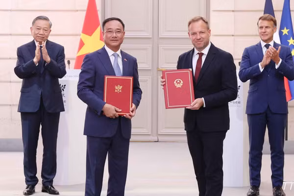Tổng Bí thư, Chủ tịch nước Tô Lâm và Tổng thống Pháp Emmanuel Macron chứng kiến trao văn kiện và thỏa thuận hợp tác giữa hai nước. (Ảnh: Thống Nhất/TTXVN)