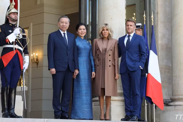 Tổng thống Pháp Emmanuel Macron và Phu nhân đón Tổng Bí thư, Chủ tịch nước Tô Lâm và Phu nhân. (Ảnh: Thống Nhất/TTXVN)