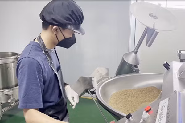 Hoạt động nghiên cứu, phát triển vật liệu sinh học. (Ảnh: BUYO Bioplastics)