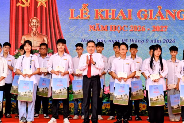 Chủ tịch Quốc hội Trần Thanh Mẫn tặng quà các em học sinh có hoàn cảnh khó khăn vươn lên trong học tập tại Trường trung học phổ thông Lê Quý Đôn. (Ảnh: DUY LINH)