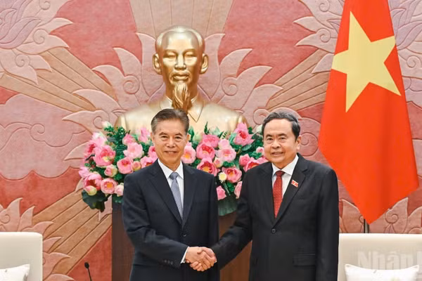 Chủ tịch Quốc hội Trần Thanh Mẫn và Chủ nhiệm Ủy ban Tài chính-Kinh tế của Nhân đại toàn quốc Trung Quốc Chung Sơn. (Ảnh: DUY LINH)