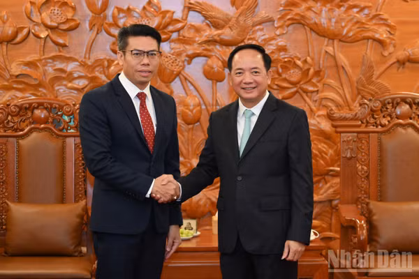Đồng chí Trịnh Văn Quyết vui mừng đón tiếp Đoàn Ban Tuyên huấn Trung ương Đảng Nhân dân cách mạng Lào do đồng chí Sả Khon Phôm Mạ Lạt, Phó Trưởng ban dẫn đầu. (Ảnh: THẾ ĐẠI)
