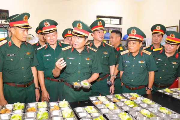 Đại tướng Nguyễn Tân Cương kiểm tra tại Trường Thiếu sinh quân miền bắc. (Ảnh: DUY ĐỨC)