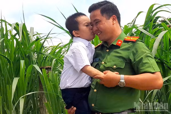 Bé Đinh Văn An cùng Thiếu tá Nguyễn Thành Sang. (Ảnh: ĐẶNG THANH) 