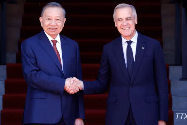 Tổng Bí thư, Chủ tịch nước Tô Lâm và Thủ tướng Canada Mark Carney chụp ảnh chung. (Ảnh: TTXVN)