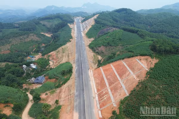 Cao tốc Tuyên Quang-Hà Giang quy mô bốn làn xe đang được hoàn thiện. (Ảnh: Đức Thắng)
