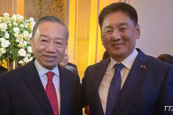 Tổng Bí thư, Chủ tịch nước Tô Lâm gặp Tổng thống Mông Cổ Ukhnaagiin Khurelsukh. (Ảnh: TTXVN)