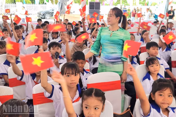 Cô và trò Trường phổ thông nội trú tiểu học và trung học cơ sở Giang Thành trong ngày khai giảng và khánh thành trường. (Ảnh: QUỐC TRINH)
