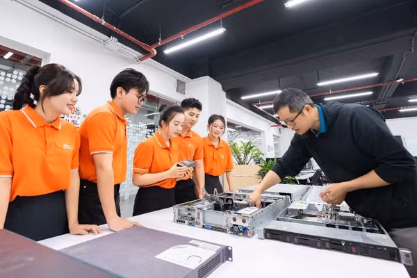 Nhân lực công nghệ chiến lược cần được tiếp cận đồng thời với tri thức chuyên sâu, bài toán thực tế, chuyên gia và hạ tầng nghiên cứu. (Ảnh: FPT)