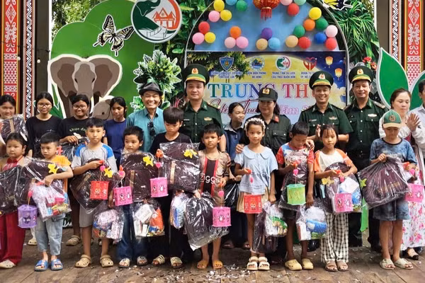 Đại diện Chỉ huy Đồn Biên phòng Bo Heng và các đơn vị tặng quà các em thiếu nhi trong chương trình “Trung thu yêu thương” tại xã Buôn Đôn. (Ảnh: NGUYỄN LÂN)