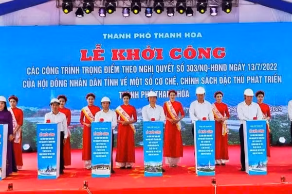 Các đại biểu khởi công xây dựng các công trình trọng điểm ở thành phố Thanh Hóa.
