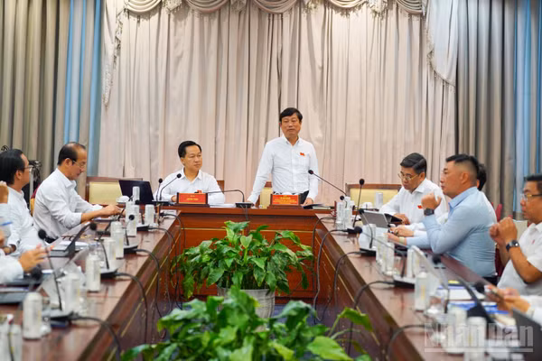 Ông Võ Văn Minh, Ủy viên Trung ương Đảng, Chủ tịch Hội đồng nhân dân thành phố phát biểu tại phiên thảo luận tổ chiều 21/9. (Ảnh: THẾ ANH)