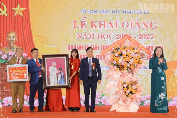 Đồng chí Võ Thị Ánh Xuân, Bí thư Trung ương Đảng, Phó Chủ tịch nước tặng hoa và quà chúc mừng thầy trò Trường phổ thông nội trú liên cấp tiểu học và trung học cơ sở Chiềng Sơn, tỉnh Sơn La. (Ảnh: QUỐC TUẤN)