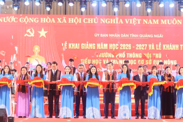Phó Giáo sư, Tiến sĩ Đoàn Minh Huấn, Ủy viên Bộ Chính trị, Giám đốc Học viện Chính trị quốc gia Hồ Chí Minh cùng các đại biểu thực hiện nghi thức cắt băng khánh thành, bàn giao trường phổ thông nội trú liên cấp tại các xã biên giới đất liền trên địa bàn Quảng Ngãi vào sử dụng. (Ảnh: HIỂN CỪ)