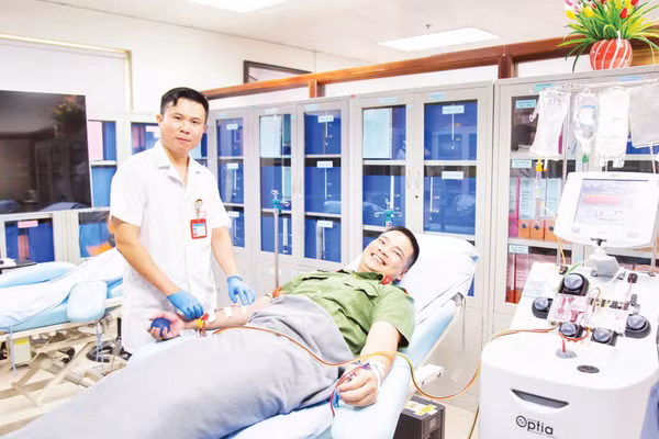Thiếu tá Nguyễn Văn Nguyên trong một lần hiến bạch cầu hạt. (Ảnh: BÙI THÁI BÌNH)