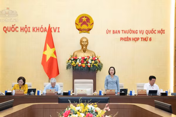 Phó Chủ tịch Quốc hội Nguyễn Thị Thanh điều hành phiên họp sáng 21/9. (Ảnh: Quochoi.vn)