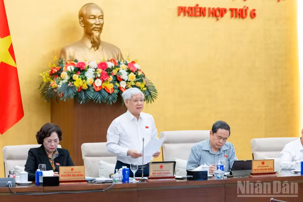 Phó Chủ tịch Thường trực Quốc hội Đỗ Văn Chiến điều hành phiên họp. (Ảnh: DUY LINH)