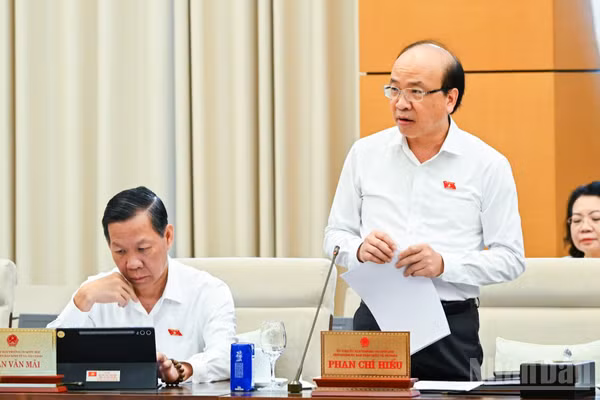 Chủ nhiệm Ủy ban Pháp luật và Tư pháp Phan Chí Hiếu báo cáo ý kiến về việc giải trình, tiếp thu, chỉnh lý dự thảo Bộ luật Hình sự (sửa đổi). (Ảnh: DUY LINH)