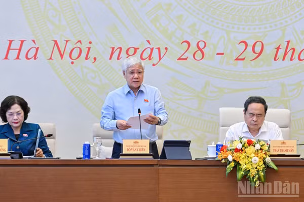 Phó Chủ tịch Thường trực Quốc hội Đỗ Văn Chiến phát biểu bế mạc Hội nghị. (Ảnh: THỦY NGUYÊN)