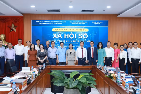 Các đại biểu dự Hội thảo chụp ảnh lưu niệm. (Ảnh: Minh Sơn)