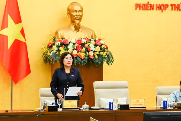 Phó Chủ tịch Quốc hội Nguyễn Thị Hồng điều hành phiên họp. (Ảnh: DUY LINH)
