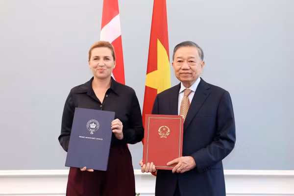 Tổng Bí thư, Chủ tịch nước Tô Lâm và Thủ tướng Đan Mạch Mette Frederiksen trao Tuyên bố chung về việc thiết lập quan hệ Đối tác chiến lược toàn diện giữa nước Cộng hòa xã hội chủ nghĩa Việt Nam và Đan Mạch. (Ảnh: TTXVN)