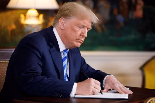 Tổng thống Hoa Kỳ Donald Trump ký một văn kiện tại Nhà Trắng ở thủ đô Washington D.C., Hoa Kỳ. (Ảnh: TTXVN)