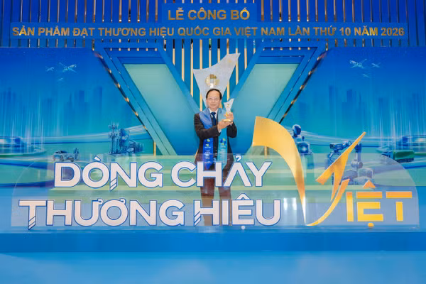 Ông Nguyễn Thành Đô, Phó Chủ tịch Hội đồng Quản trị HDBank đại diện HDBank nhận biểu trưng HDBank-Thương hiệu Quốc Gia 2026 (Ảnh: HDBank)
