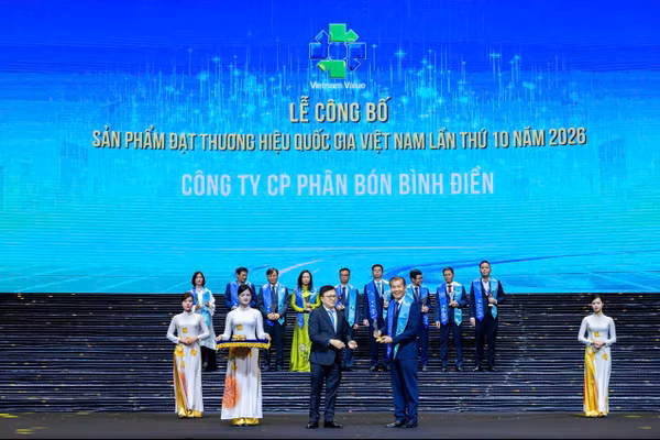 Ông Phan Văn Tâm, Phó Tổng Giám đốc Công ty cổ phần phân bón Bình Điền nhận biểu trưng Thương hiệu quốc gia năm 2026.