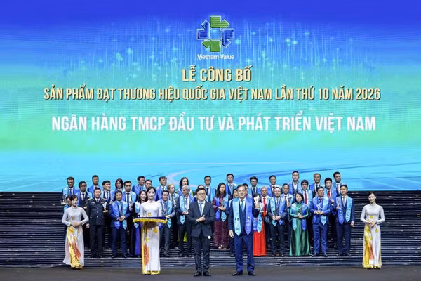 Ủy viên HĐQT BIDV Đặng Văn Tuyên đại diện ngân hàng nhận Danh hiệu. (Nguồn: BIDV)
