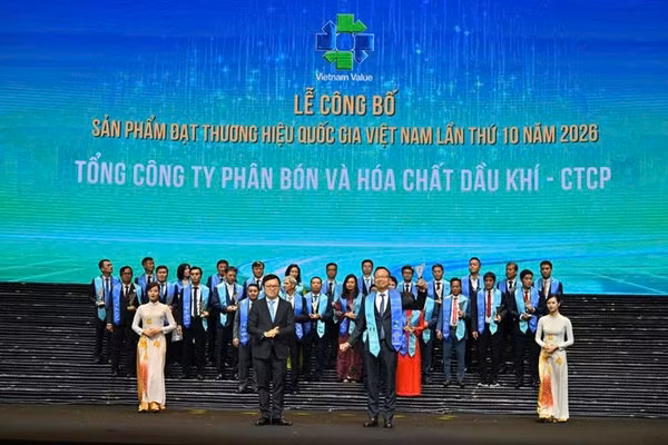Tổng giám đốc Phan Công Thành đại diện PVFCCo-Phú Mỹ nhận vinh danh tại Lễ công bố. (Ảnh: PVFCCo-Phú Mỹ )