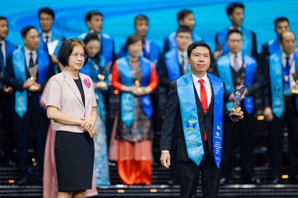 Phó Chủ tịch Hội đồng quản trị ETC Hà Mạnh Hùng nhận biểu trưng Thương hiệu quốc gia Việt Nam cho sản phẩm Phần mềm máy tính ETC (Ảnh: ETC)