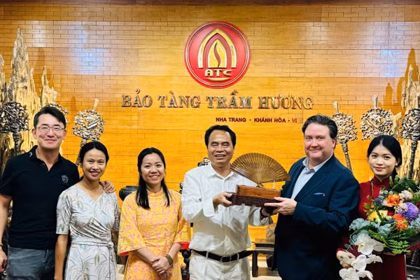 Doanh nhân Nguyễn Văn Tưởng trân trọng tặng ông Marc Knapper chiếc quạt trầm hương, tháng 4/2025, khi ông đang là Đại sứ Hoa Kỳ tại Việt Nam thăm Trầm Hương Khánh Hòa ATC. (Ảnh: ĐỨC ANH)