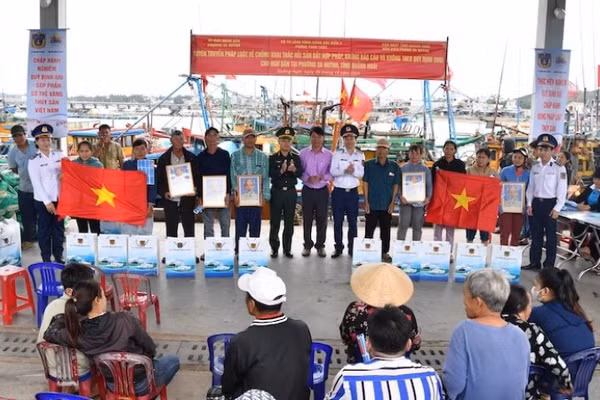 Tại chương trình, Phòng Pháp luật (Bộ Tư lệnh Vùng Cảnh sát biển 2) trao tặng quà cho ngư dân Quảng Ngãi.