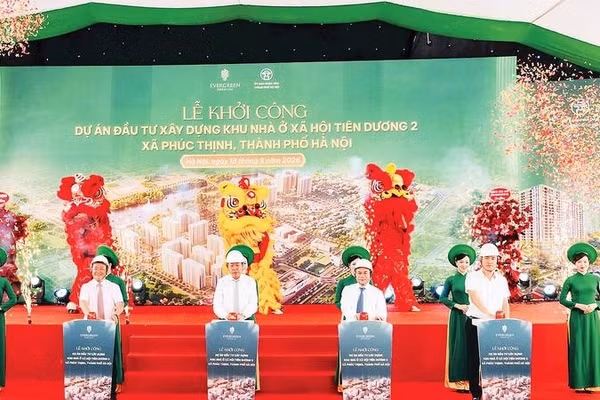 Các đại biểu thực hiện nghi thức khởi công dự án nhà ở xã hội Tiên Dương 2, tại xã Phúc Thịnh, Thành phố Hà Nội.
