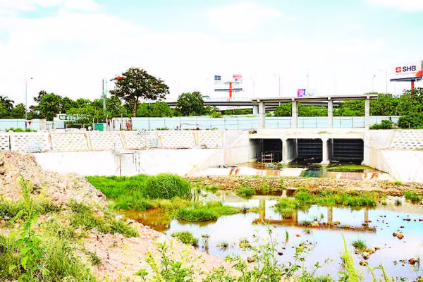 Tuyến cống thoát nước thuộc Dự án xây dựng tuyến mương Việt Hưng-Cầu Bây tại phường Long Biên, Hà Nội. (Ảnh BẢO LONG)