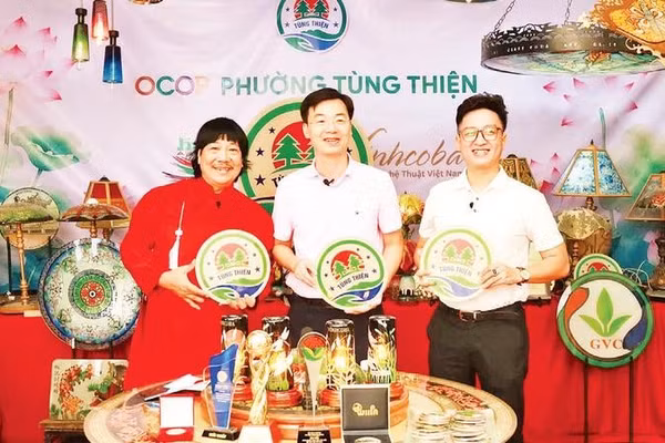 Chủ tịch Ủy ban nhân dân phường Tùng Thiện Nguyễn Viết Đạt (đứng giữa) trực tiếp livestream bán hàng.