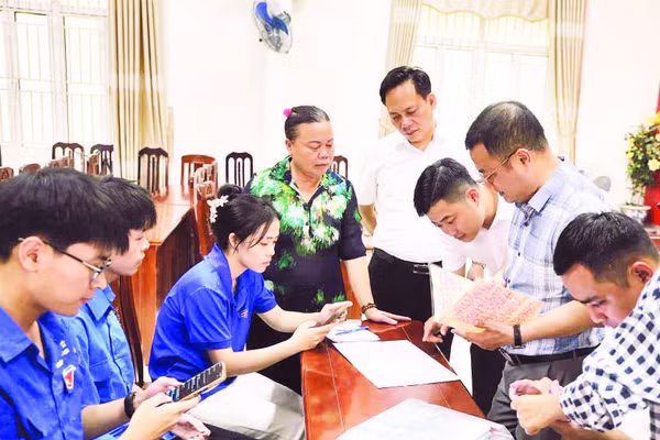 Lãnh đạo Ủy ban nhân dân xã Tam Hưng kiểm tra, đôn đốc công tác làm sạch dữ liệu đất đai trên địa bàn (Ảnh NGỌC ÁNH)