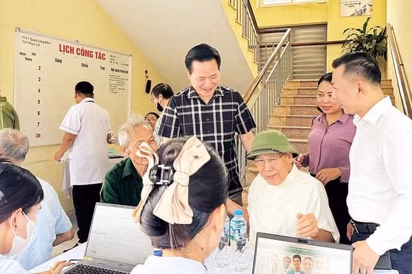 Lãnh đạo Đảng ủy phường Phúc Lợi kiểm tra công tác khám sức khỏe, cấp thuốc miễn phí cho người có công trên địa bàn (Ảnh MINH PHÚC)