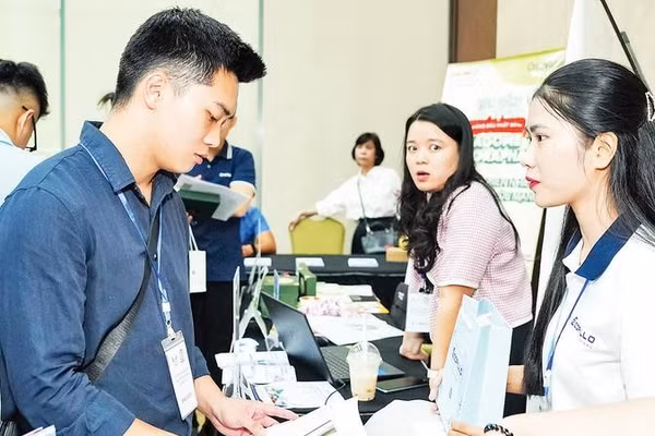 Các doanh nghiệp trao đổi thông tin sản phẩm, lĩnh vực hoạt động tại Diễn đàn Kinh tế Thủ đô lần thứ 2, năm 2026.