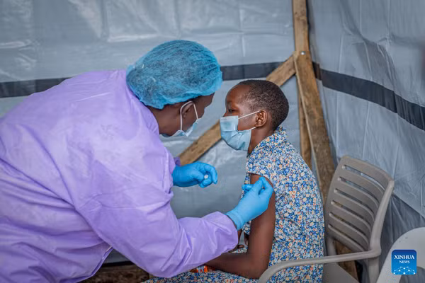 Một tình nguyện viên tham gia thử nghiệm lâm sàng nhận liều vaccine chống lại virus Ebola chủng Bundibugyo trong đợt thử nghiệm lâm sàng Tumaini ở Bunia, miền đông CHDC Congo. (Ảnh: Tân Hoa xã)